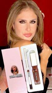 1 x Lip Gloss & 1 x Lip Pencil INGREDIENTS LIP GLOSS DIISOSTEARYL MALATE,TRIDECYL TRIMELLITATE, PENTAERYTHRITYL TETRAISOSTEARATE, HYDROGENATED POLYDECENE, CALCIUM SODIUM BOROSILICATE, SYNTHETIC FLUORPHLOGOPITE, DEXTRIN PALMITATE, SILICA DIMETHYL SILYLATE, SIMMONDSIA CHINENSIS (JOJOBA) SEED OIL, MACADAMIA TERNIFOLIA SEED OIL, TOCOPHERYL ACETATE, PALMITOYL HEXAPEPTIDE-12, GLYCERYL CAPRYLATE/GLYCERYL UNDECYLENATE, PENTAERYTHRITYLTETRA-DI-t-BUTYL HYDROXYHYDROCINNAMATE. May Contain: CI 15850, CI 16035, CI 19140, CI 42090, CI 45410, CI 45380, CI 73360, CI 77491, CI 77492, CI 77499, CI 77891. LIP LINER HYDROGENATED VEGETABLE OIL, SYNTHETIC BEESWAX, CARNAUBA WAX, TOCOPHEROL, ASCORBYL PALMITATE, LECITHIN, GLYCERYL STEARATE, GLYCERYL OLEATE.CITRIC ACID. CI 77007. CI 77163, CI77288, CI 77289, Cl 77491, CI 77492, CI 77499, CI 77510, CI 77742, CI 77891, MICA. 6.8g/0.240z(lipgloss) 1.2g/0.0420z (lipliner)